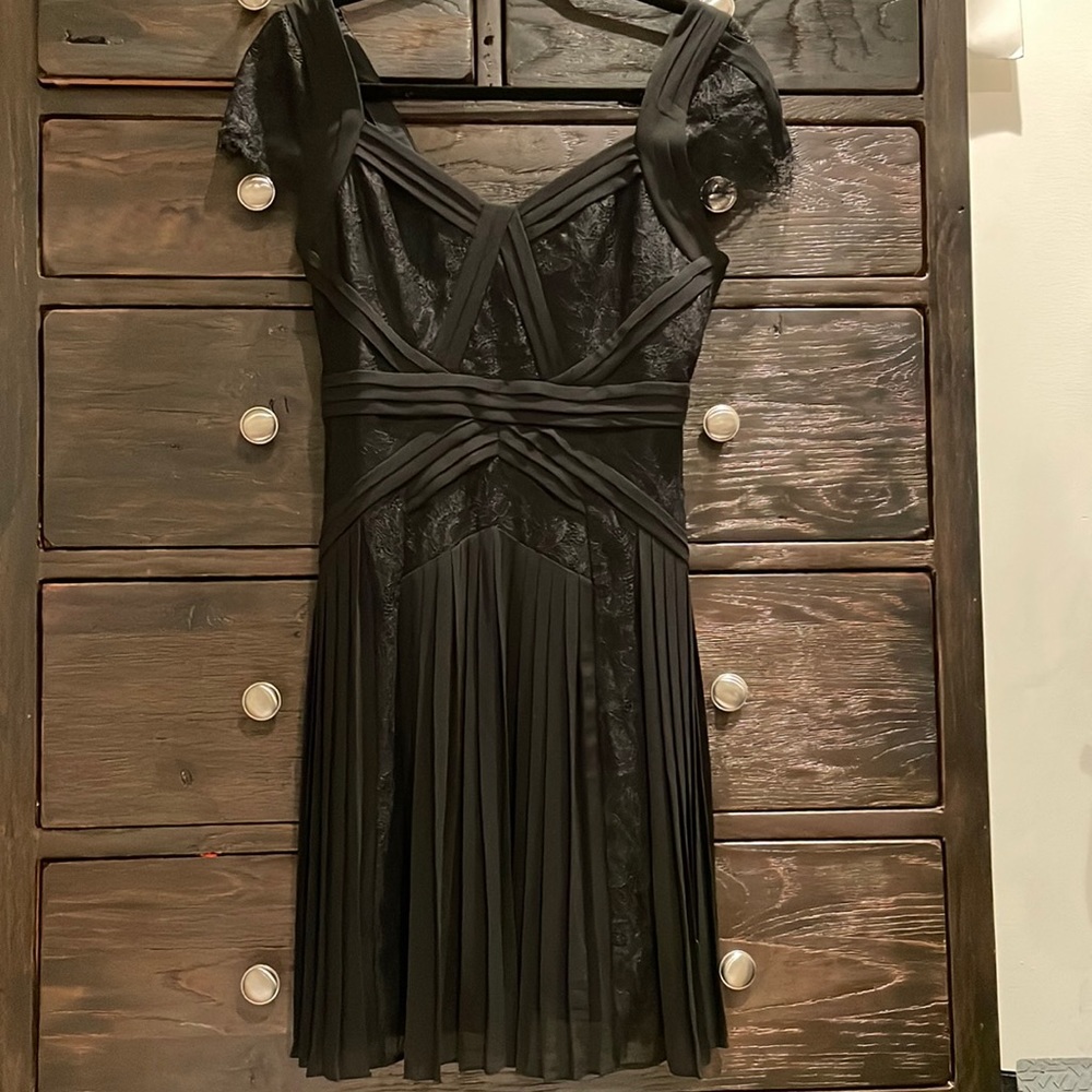 NWT BCBG ‘Aris’ black lace cocktail dress size 6 - Picture 3 of 8